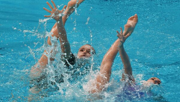 Дарина Валитова и Александр Мальцев (Россия) выступают с технической программой в предварительном раунде соревнований по синхронному плаванию среди смешанных дуэтов на XVI чемпионате мира по водным видам спорта в Казани.