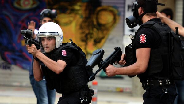 Турецкая полиция в Стамбуле, 24 июня 2015. Архивное фото