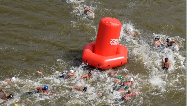 Спортсмены на дистанции 5 км на открытой воде среди мужчин на XVI чемпионате мира по водным видам спорта в Казани.