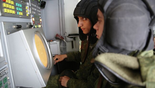 Военнослужащие во время занятий в учебном центре войск противовоздушной обороны. Архивное фото