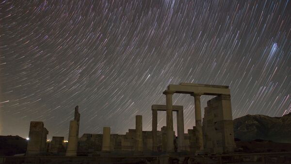 Изображение звездного неба над храмом Деметры