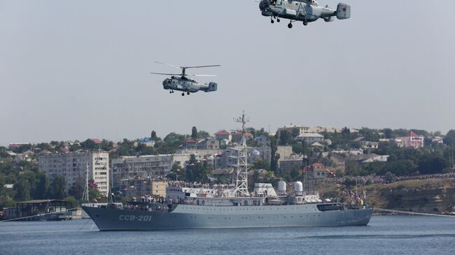 Вертолеты Ка-32 и разведывательный корабль ЧФ Приазовье. Архивное фото