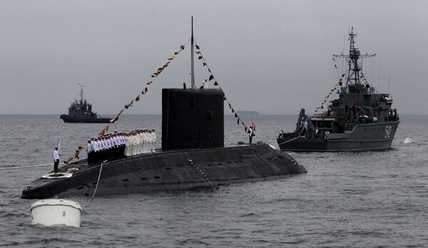 Подводная лодка класса Варшавянка в парадном строю во время празднования Дня Военно-морского флота России во Владивостоке