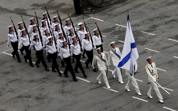 Участники парада во время празднования Дня Военно-морского флота России во Владивостоке