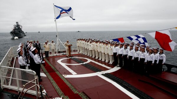 Торжественное построение моряков Тихоокеанского флота в честь празднования Дня Военно-морского флота России во Владивостоке