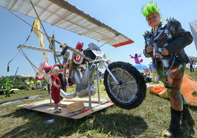 Участники фестиваля самодельных летательных аппаратов Red Bull Flugtag 2015