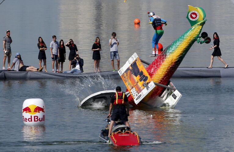 Участники фестиваля самодельных летательных аппаратов Red Bull Flugtag 2015