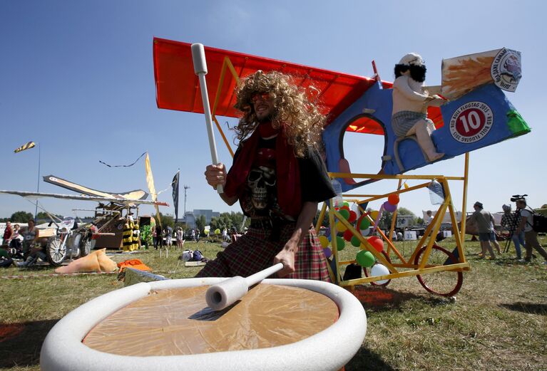 Участники фестиваля самодельных летательных аппаратов Red Bull Flugtag 2015