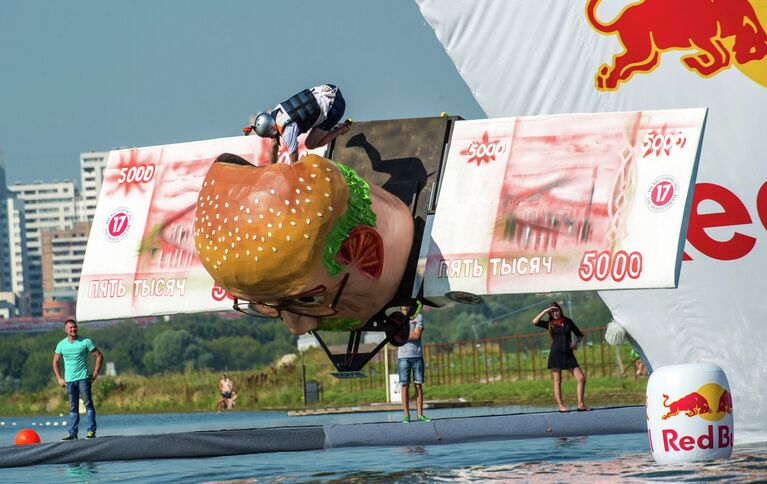 Участник фестиваля самодельных летательных аппаратов Red Bull Flugtag 2015