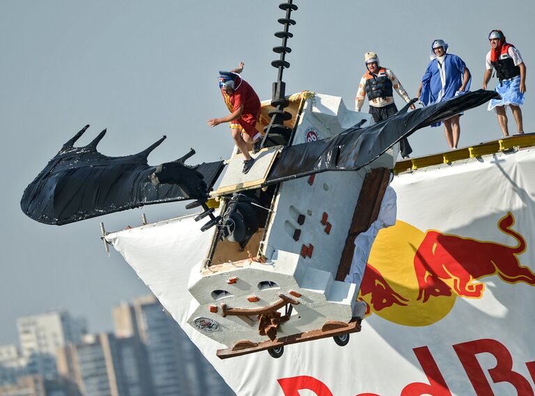 Участники фестиваля самодельных летательных аппаратов Red Bull Flugtag 2015