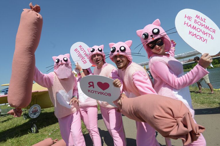 Участники фестиваля самодельных летательных аппаратов Red Bull Flugtag 2015