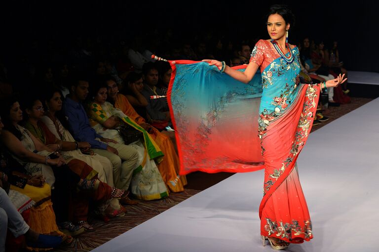 Индийская модель демонстрирует творение дизайнера Ashok Maanya на неделе моды в Бангалоре