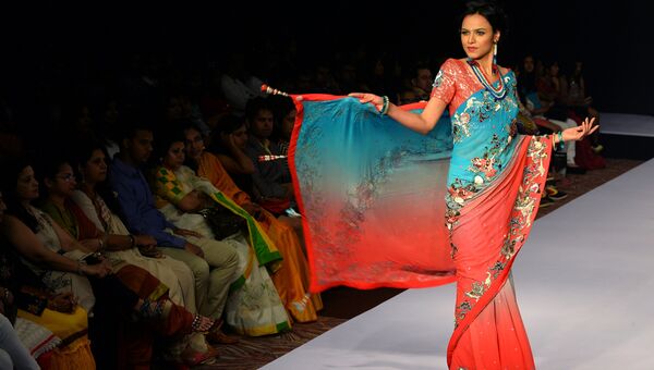 Индийская модель демонстрирует творение дизайнера Ashok Maanya на неделе моды в Бангалоре