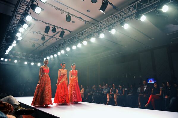 Индийские модели демонстрирует творение дизайнера Riya Kodali на неделе моды в Бангалоре