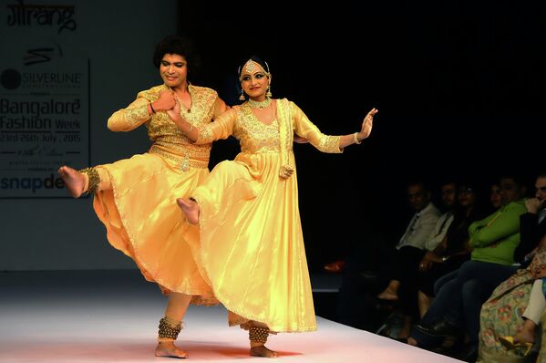 Индийские модели демонстрирует творение дизайнера Riya Kodali на неделе моды в Бангалоре