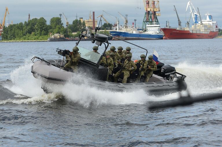 Военнослужащие на военном катере во время торжественного открытия VII Международного военно-морского салона в Санкт-Петербурге