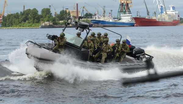 Военнослужащие на военном катере во время торжественного открытия VII Международного военно-морского салона в Санкт-Петербурге
