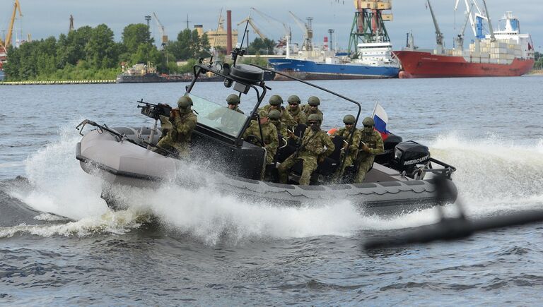 Военнослужащие на военном катере во время торжественного открытия VII Международного военно-морского салона в Санкт-Петербурге