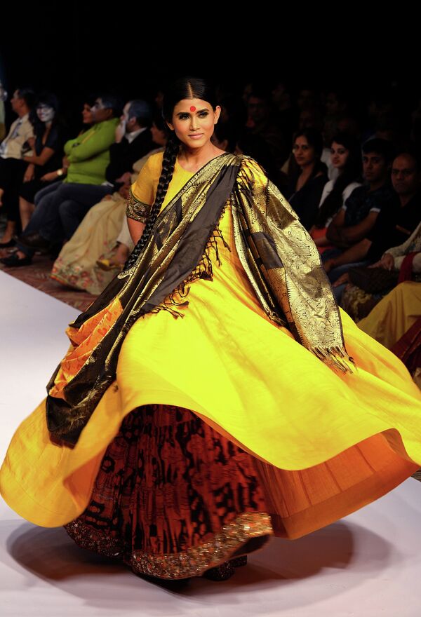 Индийская модель демонстрирует творение дизайнера Gaurang Shah на неделе моды в Бангалоре