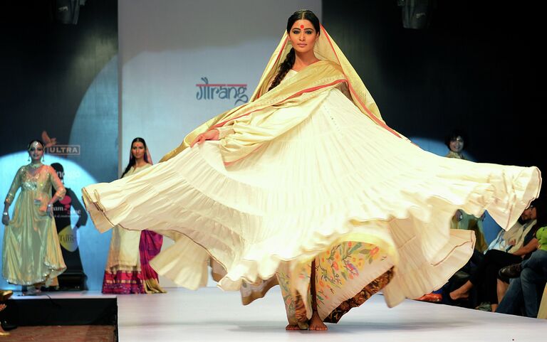Индийская модель демонстрирует творение дизайнера Gaurang Shah на неделе моды в Бангалоре