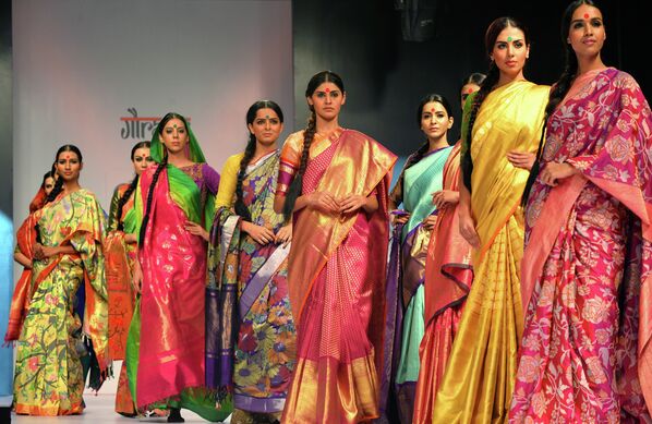 Индийские модели демонстрирует творение дизайнера Gaurang Shah на неделе моды в Бангалоре