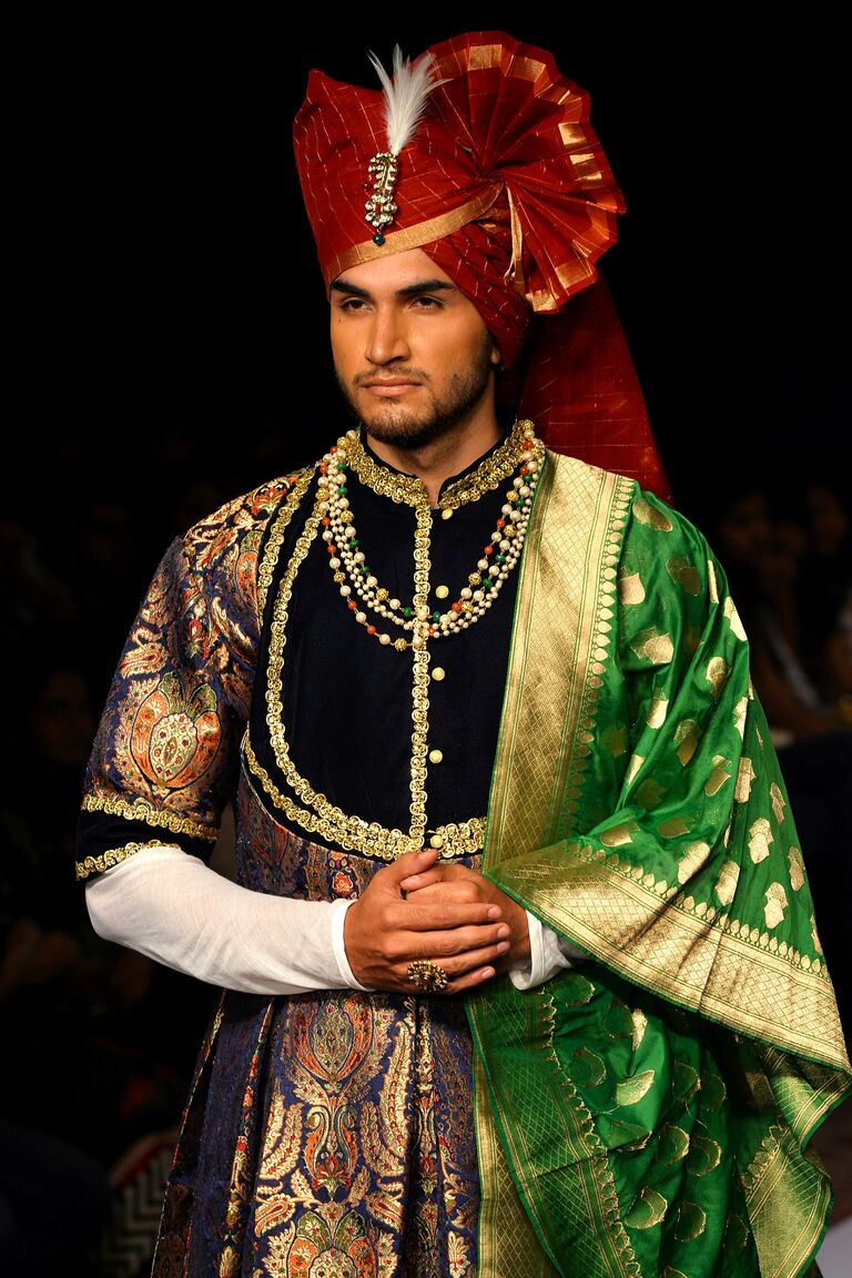 Индийская модель демонстрирует творение дизайнера Ashok Maanya на неделе моды в Бангалоре