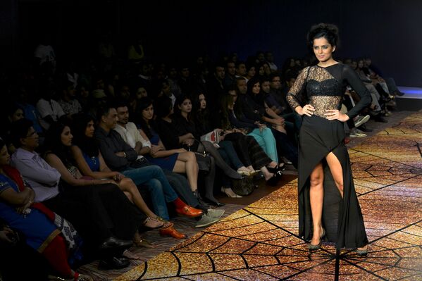 Индийская модель демонстрирует творение дизайнера Ramesh Dembla на неделе моды в Бангалоре
