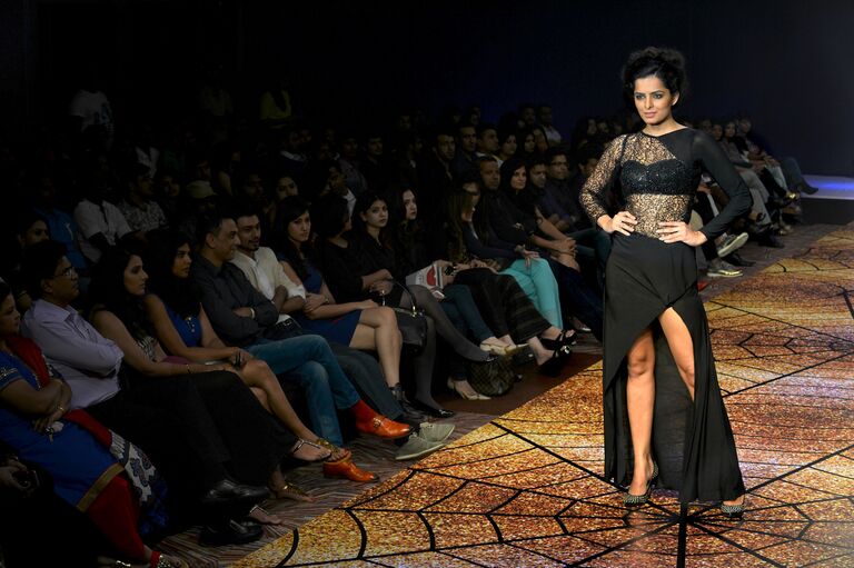 Индийская модель демонстрирует творение дизайнера Ramesh Dembla на неделе моды в Бангалоре