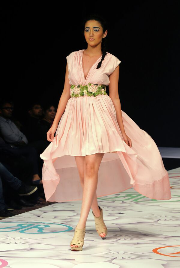 Индийская модель демонстрирует творение дизайнера Rehane на неделе моды в Бангалоре
