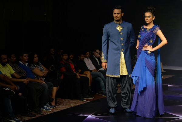 Индийская модель демонстрирует творение дизайнера Riyaz Gangji на неделе моды в Бангалоре