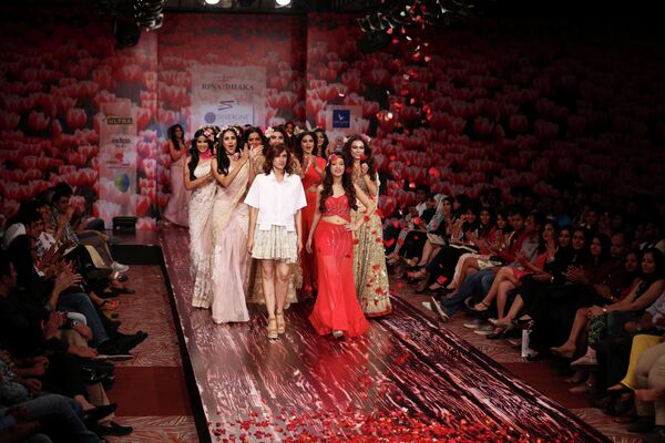 Индийский дизайнер Rina Dhaka с моделями на Неделе моды в Бангалоре