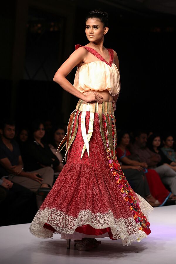 Индийская модель демонстрирует творение дизайнеров Chintal и Maneka на Неделе моды в Бангалоре