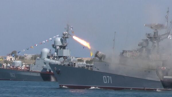 Залпы орудий, парад моряков и фейерверк – как отпраздновали День ВМФ в России