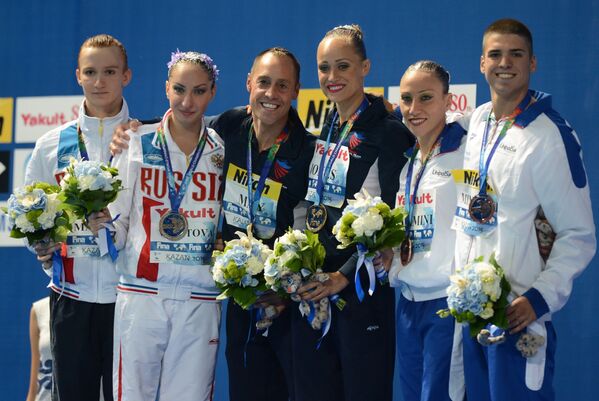 Победители соревнований по синхронному плаванию среди смешанных дуэтов на чемпионате мира в Казани