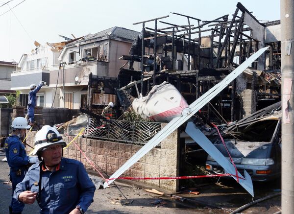 Пожарные на месте крушения легкомоторного самолета в городе Тёфу, Япония