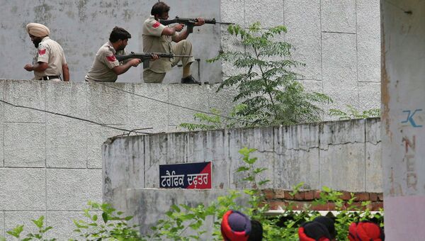 Индийские полицейские возле участка в Дининагаре, где произошла стрельба. 27 июля 2015