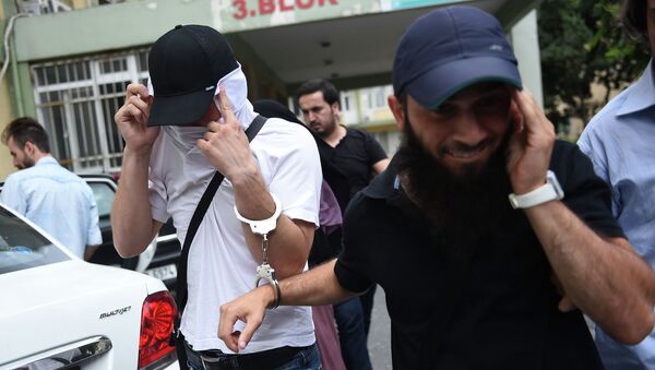 Турецкие полицейские в штатском сопровождают подозреваемых членов Исламского государства после задержания в Стамбуле. 24 июля 2015