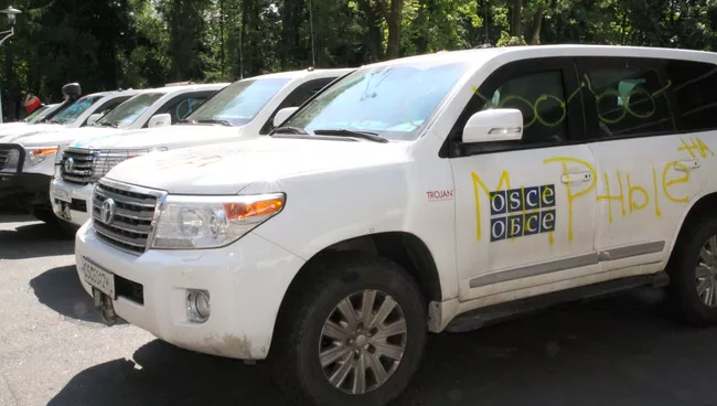 Автомобили сотрудников ОБСЕ, разрисованные жителями Донецка на митинге-протесте. Архивное фото