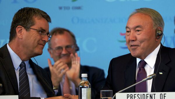 Генеральный директор ВТО Роберто Азеведо и президент Казахстана Нурсултан Назарбаев во время специального заседания ВТО в Женеве, Швейцария