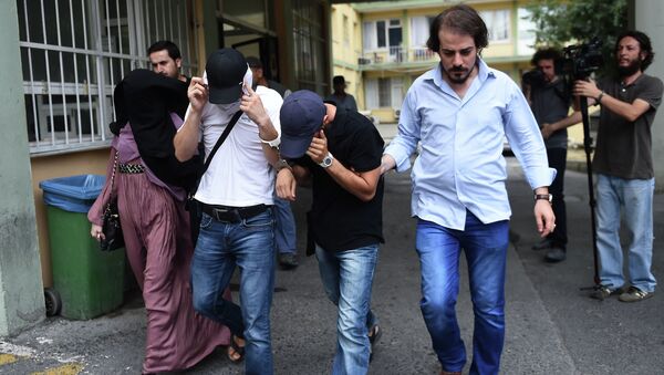 Турецкие полицейские в штатском сопровождают подозреваемых членов Исламского государства после задержания в Стамбуле