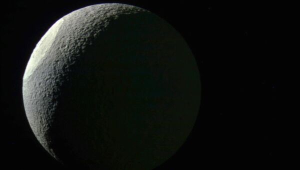 Изображение спутника Сатурна Тефия