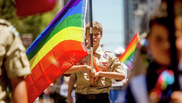 Бойскаут с флагом ЛГБТ-сообщества