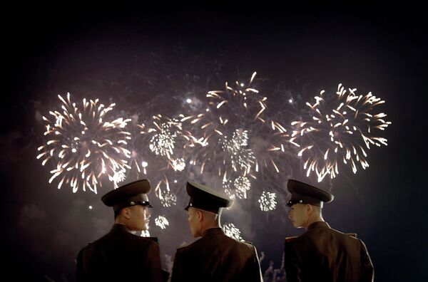 Северокорейские военные смотрят праздничный салют в Пхеньяне, КНДР
