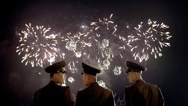 Северокорейские военные смотрят праздничный салют в Пхеньяне, КНДР