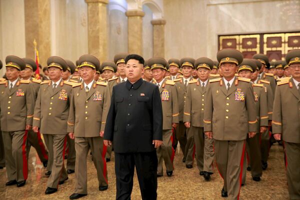 Северокорейский лидер Ким Чен Ын во время посещения Кымсусанского мемориального дворца Солнца в Пхеньяне, КНДР