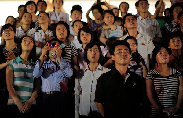 Жители Северной Кореи смотрят праздничный салют в Пхеньяне, КНДР