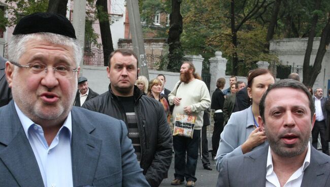 Олигарх Игорь Коломойский (слева) и бизнесмен Геннадий Корбан. Архивное фото