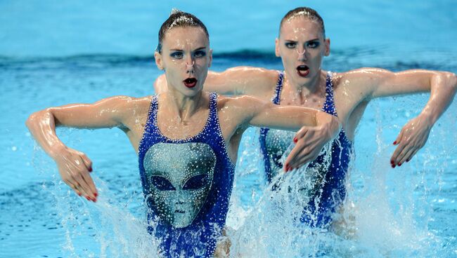 Наталья Ищенко и Светлана Ромашина выступают с произвольной программой в предварительном раунде соревнований по синхронному плаванию