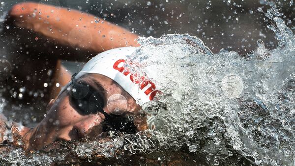 Анастасия Крапивина (Россия) на дистанции 10 км на открытой воде среди женщин на XVI чемпионате мира по водным видам спорта в Казани