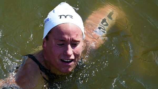 Аурелия Мюллер (Франция) после финиша на дистанции 10 км на открытой воде среди женщин на FINA 2015